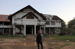 Halaman Depan Kantor Pusat Harian Serambi Indonesia setelah dihantam Gempa dan Tsunami yang terletak di Desa Baet, Aceh Besar. Sumber: https://penaalfath.wordpress.com