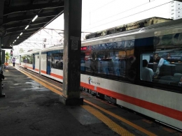 Kereta Api Bandara Soetta yang harus terhenti di Stasiun Tanah Abang (foto by widikurniawan)