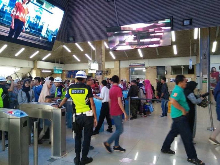 Penumpang KA Bandara terpaksa turun di Stasiun Tanah Abang (foto by widikurniawan)