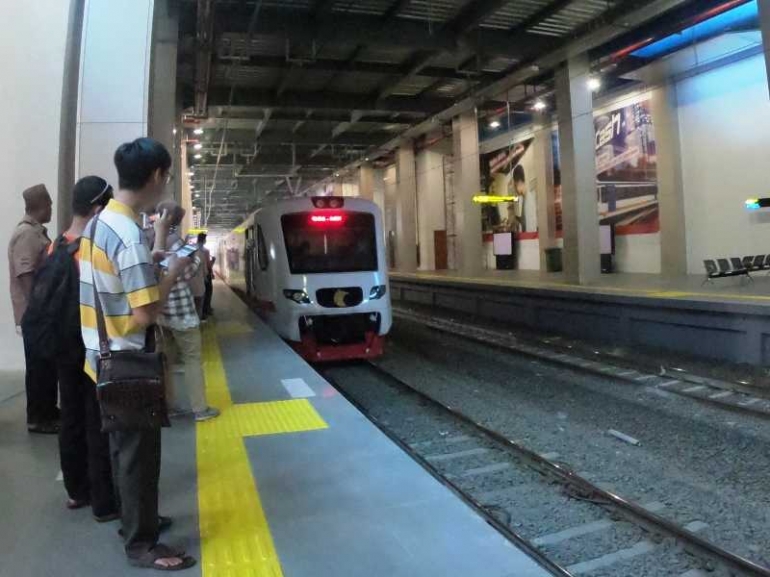 Menunggu kedatangan KA Bandara yang bergantian memakai jalur dengan KRL Commuter Line (foto by widikurniawan)