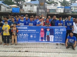 Peserta aksi bersih-bersih kota di Lap. Merdeka Medan, Senin pagi (1/1/2018) [dok. F. Tanjung]
