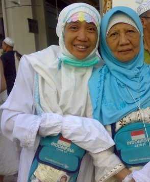 Dengan ibu tercinta ketika ibadah haji (dok pribadi)