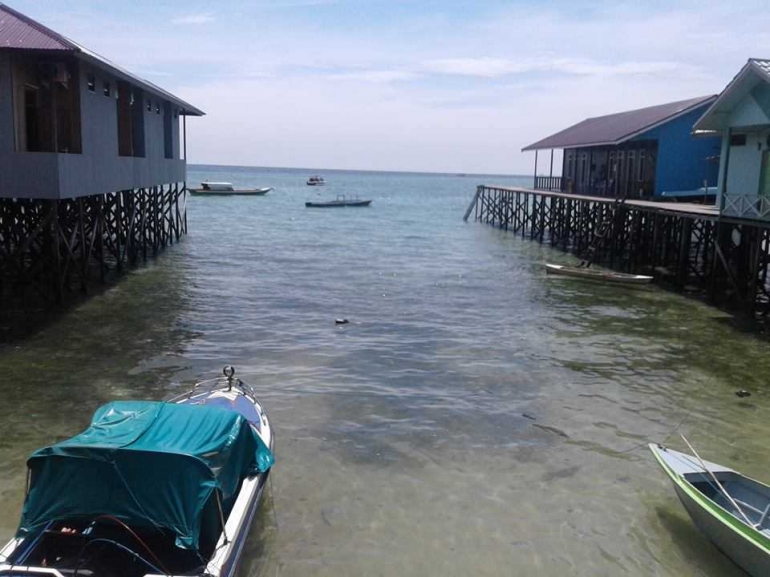 Rumah panggung di atas laut di Pulau Derawan (dok pribadi)