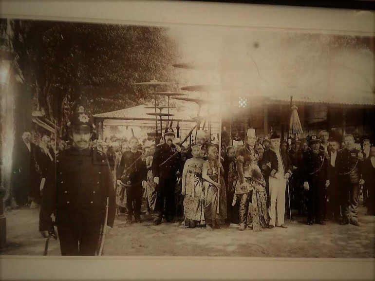Belanda dan Sultan (dokumentasi dari Musium Ambarrukmo, Yogyakarta)