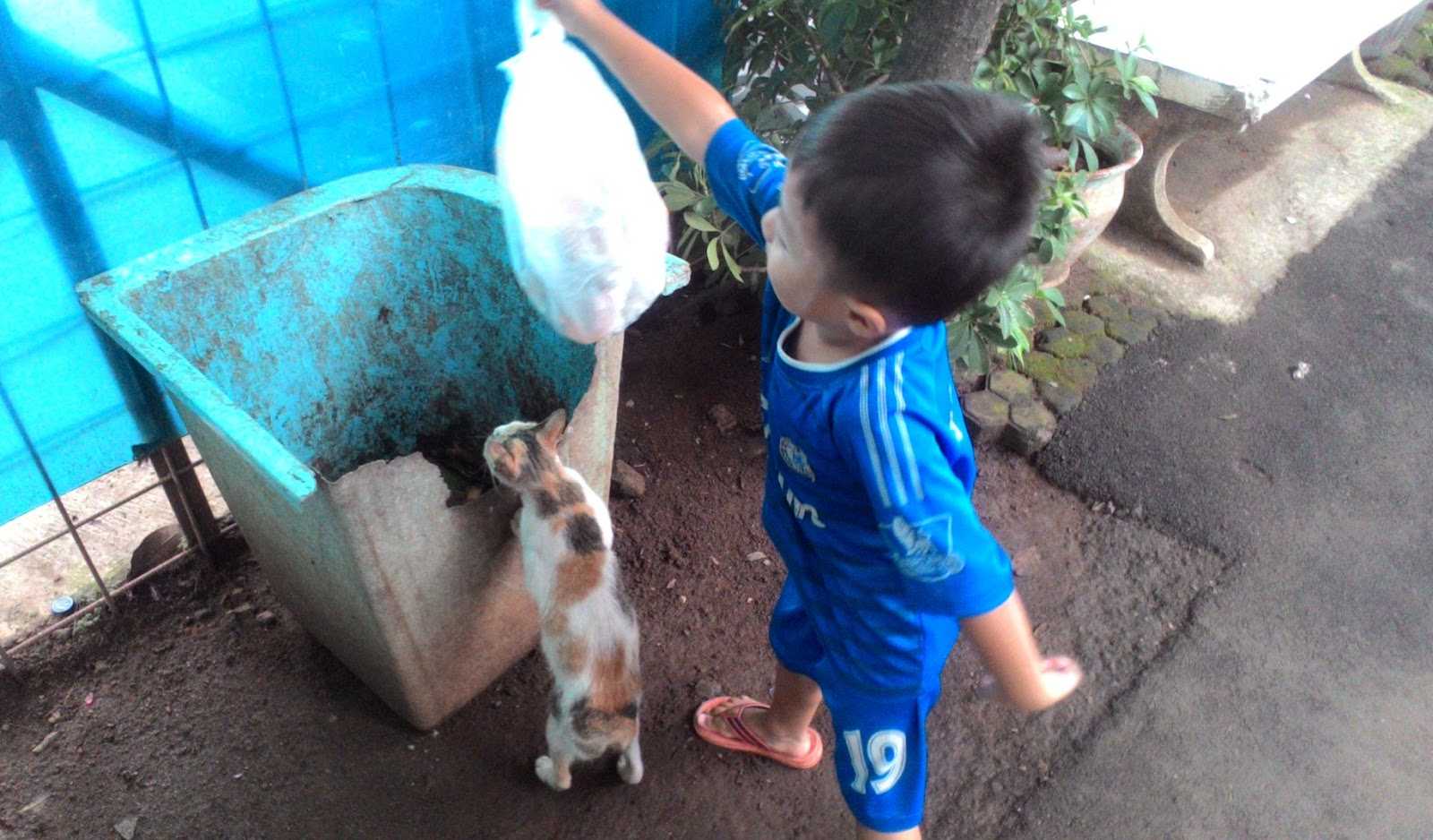 Contoh Gambar Mewarnai Gambar Anak Membuang Sampah Pada Tempatnya ...