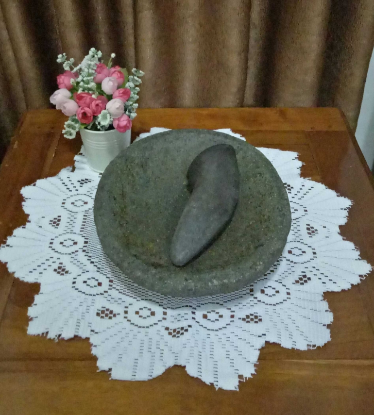 Cobek dan muntu terbuat dari batu pegunungan hadiah dari ibuku