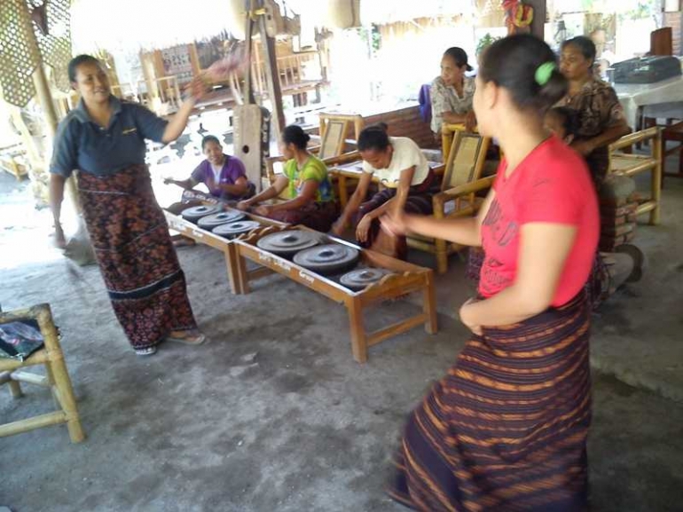 Penari dengan sarung tenun ikat di sanggar Leppo Larun Flores (dok pribadi)