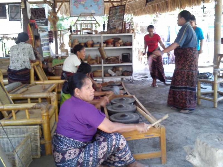 Wisatawan diajak menari dan bernyanyi dengan musik Flores (dok pribadi)