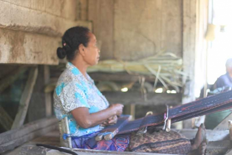 Menenun kain dengan tangan (dok pribadi)