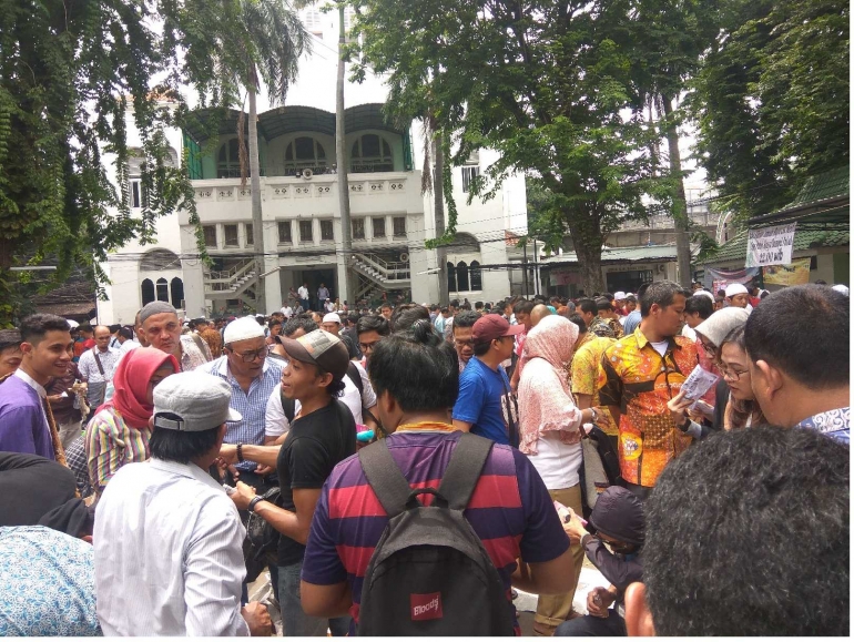 Sehabis sholat Jumat, bazar umat selalu hadir di Masjid Cut Mutia, Jakarta Pusat (dok.pribadi)