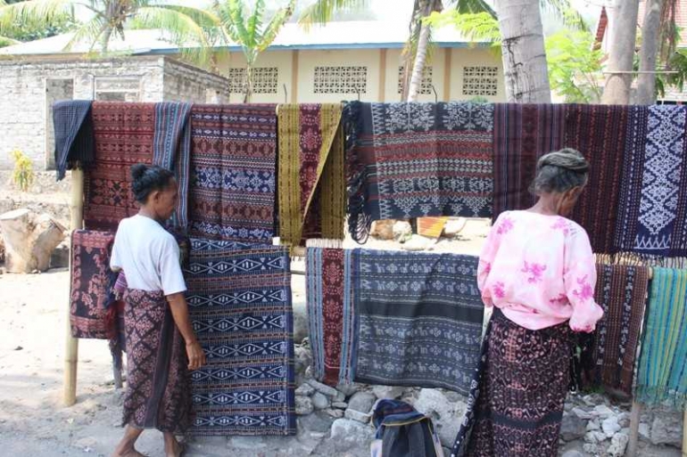 Kain tenun yang dipajang untuk wisatawan di Desa Sikka Flores (dok pribadi)