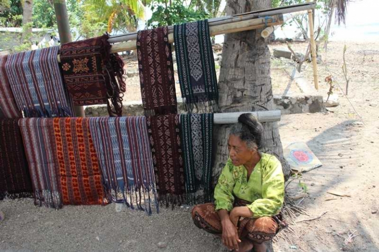 Penjual tenun ikat di Desa Sikka, Flores (dok pribadi)