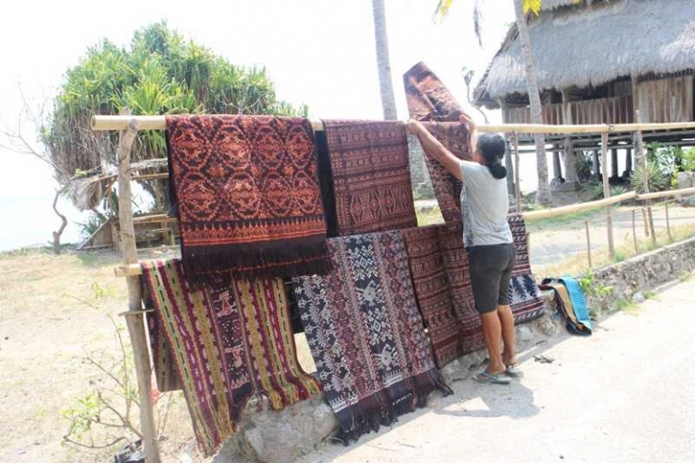 Kain tenun dijemur supaya awet (dok pribadi)