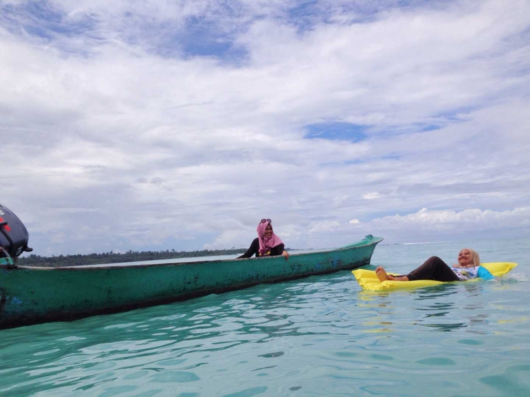 perpaduan biru laut dan langit yang sempurna di Awera