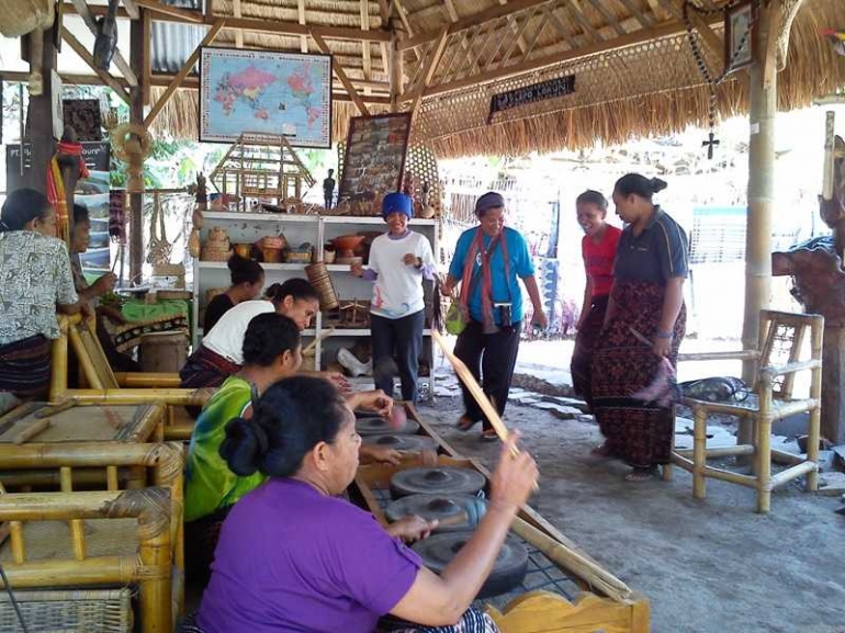 Saya ikut menari Flores di Sanggar Leppo Larun (dok pribadi)