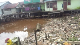 MENUMPUK. Sampah kayu dan plastik menumpuk di pinggiran aliran Sungai Kapuas
