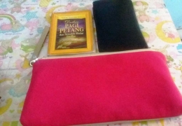 Dompet hitam dan pink serta buku saku berisi kumpulan doa dan zikir menjadi hadiah dari Ibu yang senantiasa mengisi tas saya (Dokpri)