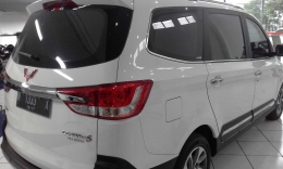 (Salah satu tipe Confero S warna pristine white di Dealer Wuling Motors, Malang/Dokumentasi Pribadi)
