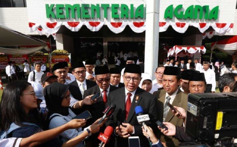 Menteri Agama Lukman Hakim Saifuddin tengah memberikan keterangan seusah upacara HAB Kemenag ke-72 di Gedung Kemenag Lapangan Banteng Jakarta, Rabu (3/1/2018). Foto | Kemenag
