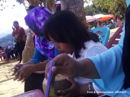 Suasana di Puncak Mandeh sambil menyeruput kelapa muda pelepas dahaga. (Foto: Dok. Ariasdi).