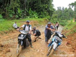 Mentawai sedang berbenah; kondisi prasarana transportasi di beberapa lokasi setelah diguyur hujan. (Foto: Dok. Ariasdi)