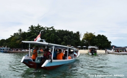 Perahu kami mendekati bibir pantai Pulau Setan. (Foto: Dok. Ariasdi)