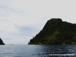 Pulau Cubadak, lokasi eksotis yang terlanjur dikontrak pihak asing, sehingga tidak bisa dikunjungi sembarang orang, walau masih berada di Kawasan Mandeh. (Foto: Dok. Ariasdi)