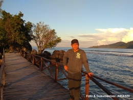 Siraman cahaya mentari pagi di sekitar Labuan Sunday menjadikan setiap benda berkilau laksana emas. (Foto: Dok. Ariasdi)