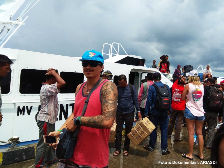 Wisatawan manca negara yang juga menyemarakkan suasana bongkar muat dengan kapal cepat MV Mentawai Fast di pelabuhan Sikakap. (Foto: Dok. Ariasdi).