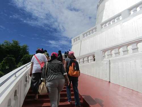 Semangat menempuh 344 anak tangga menuju puncak (dok: pribadi)