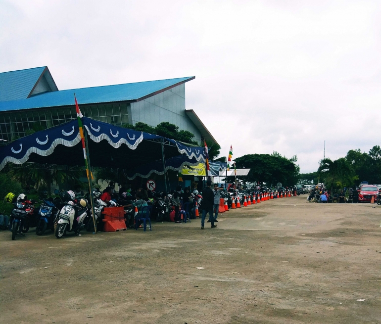 Antrean kendaraan yang hendak menyeberang ke Bangka