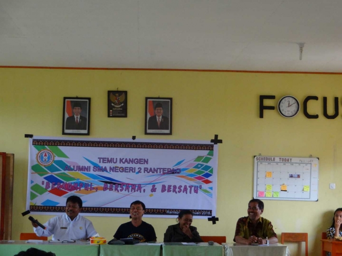 Kepala Sekolah Bersama Guru dan Pengurus Angkatan 95 Ikasmandara. Dok:Pribadi