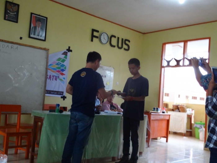 Penyerahan Simbolis Pak Ketua Ikasmandara ke Pengurus OSIS Sma 2 Rantepao. Dok:Pribadi