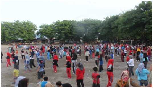 Masyarakat Suppa Senam Tobelo di Lapangan Sepak Bola Ujung Lero (Dokumentasi Pribadi)