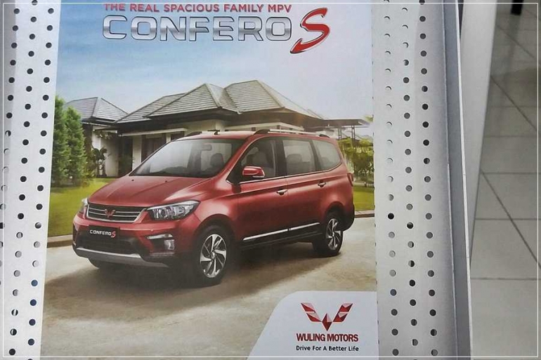 Unit Confero Carnelian Red. Flyer Promo Wuling Motors.