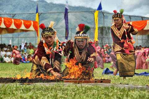 Atraksi Memadamkan Api dalam Tarian. Dok.pribadi