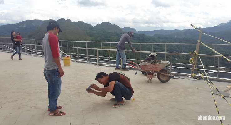 Pengunjung asik bergambar di pelataran kaki patung Yesus Memberkati di Buntu Burake, Toraja (dok. koleksi pribadi)