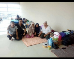 Deskripsi : Daku,  Ibu & Keluarga 'Udin' dari Kalimantan yang juga mengalami tumor otak di ruang tunggu ICU - HCU RS.Pusat Otak Nasional I Sumber Foto : Andri M