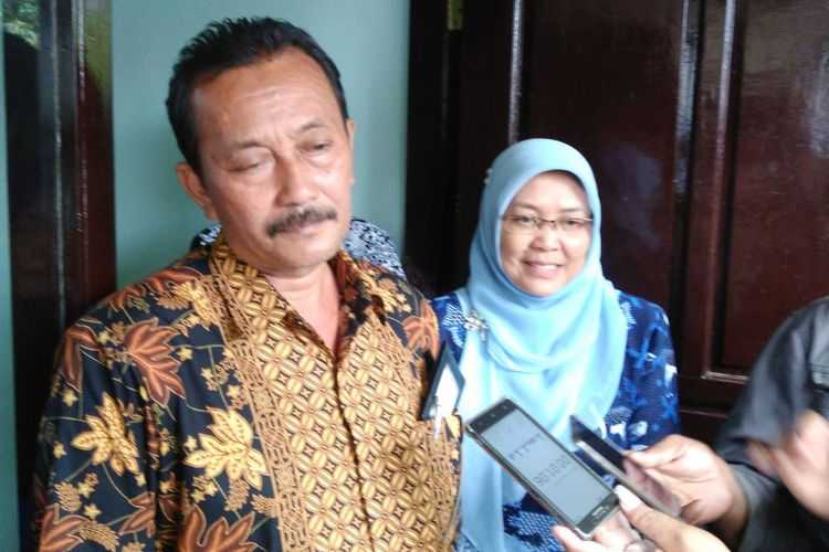 Kepala SMA Negeri 3 Lamongan Wiyono (kiri) dan Plt Kepala UPT Dinas Pendidikan Jatim cabang Lamongan Puji Astutik (kanan), saat memberikan keterangan pers.(Sumber: KOMPAS.com/Hamzah)