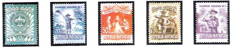 Satu set terdiri dari 5 prangko seri Jambore Nasional 1955 yang diterbitkan Pemerintah RI. Salah satu prangko bergambar Pramuka memberi minum kepada anak rusa. (Foto: Pos Indonesia)