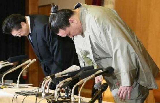 Harumafuji dan pelatihnya Isegahama ketika meminta maaf kepada publik Jepang. Photo: AFP/GETTYImage