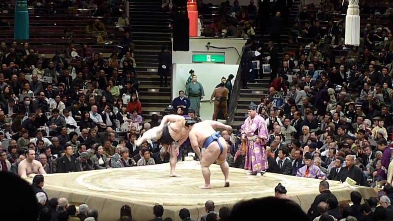 Sumo merupakan olahraga tradisional yang sangat populer di Jepang. Photo:i.ytimg.com 