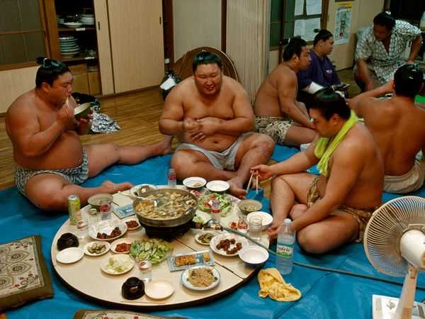 Sumo merupakan perpaduan kekuatan dan kedisiplinan termasuk tata cara makan yang didasarkan pada hirarki. Photo: 4.bp.blogspot.com