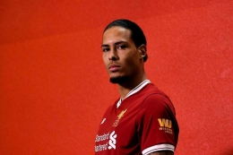 Virgil van Dijk resmi berseragam Liverpool (foto: standard.co.uk)
