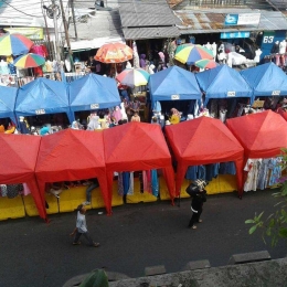 Tenda PKL difoto dari atas Stasiun Tanah Abang (dok asita)