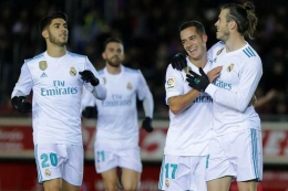 Selebrasi penyerang Real Madrid, Gareth Bale (kanan), setelah berhasil mencetak gol ke gawang Numancia melalui eksekusi penalti dalam laga leg 1 babak 16 besar Copa del Rey di Nuevo Estadio Los Pajaritos, Soria, Spanyol, pada Kamis (4/1/2018).