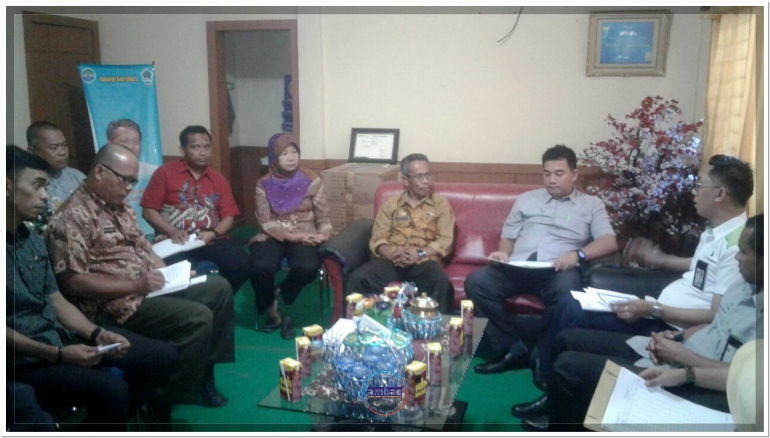 Kadis LH Kabupaten Bantaeng (keempat dari kanan) pimpin Rapat Teknis bersama Pinca Bank SulSelBar Bantaeng (ketiga dari kanan) bahas pembayaran Non Tunai Petugas Kebersihan di Bantaeng (04/01/18).