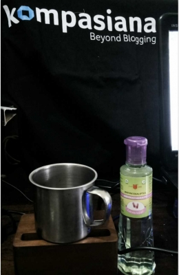 Deskripsi : Daku menggunakan wadah logam untuk menempatkan campuran air hangat dan Minyak Ekaliptus Aromatherapy I Sumber Foto : Andri M