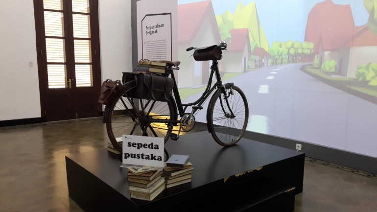 Sepeda sebagai sarana pustaka keliling di masa lalu, di ruang pameran Perpustakaan Nasional (dok. pribadi)