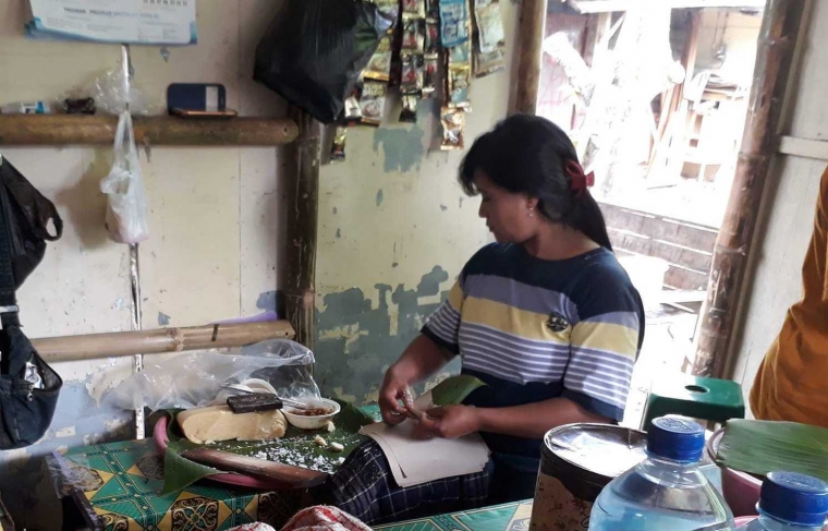 Saat menyajikan, kelapa masih segar karena langsung diparut saat akan menyajikan. (Dokpri).